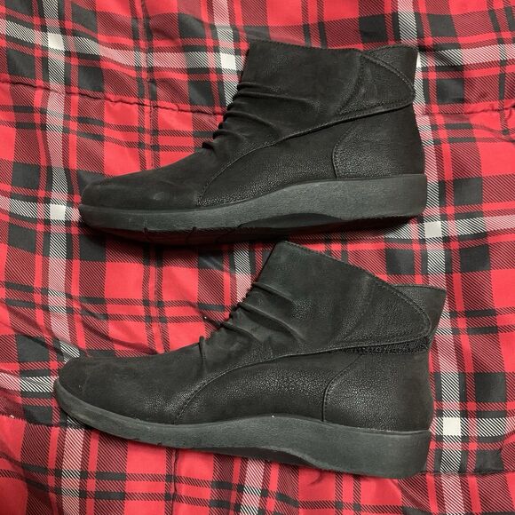 Clarks CloudSteppers Ankle boots Gray Black Low 9M Comfort Easy Slip-on Pull-on - Picture 1 of 7